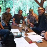 Ketua Gerakan Hejo, Eka Santosa berfoto bersama dengan Doel Sumbang di Alam Santosa.